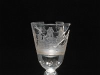 Gla 60  Gla 60, Schorborn (?) oder Thüringen (?), 1. Hälfte 18. Jahrhundert, Pokal mit Tischszene, Farbloses, etwas blasiges Glas, Matt- und Blankschnitt, H 23,9 cm; Dm Fuß 12,2 cm; Dm Mündung 9,6 cm